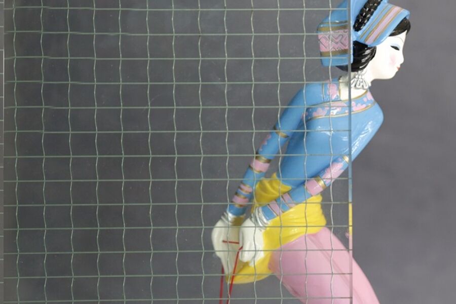 ѹ��������һ�־�������ѹ�ƹ����������ɵĵ����˫����а�͹���Ƶİ�͸��װ����ƽ�岣���������е�װ����һ�������͸�����ߣ���ֲɹ⣬��һ����������Ч���ƺ���ֹ����͸�ӣ������õ����ۺ�����Ч���������ൺ�ǿ���ҳ�ѽ����й��Զ����̶Ƚϸߣ���ģ�ϴ�����Ʒ��ȫ��ѹ������������Ӧ����������ѹ���ಣ����Ϊ�հ�ѹ������������ѹ���������м�˿��������貣���Ĵ�ϵ�в�Ʒ������һ���հ�ѹ������������ѹ������������Ʒ��